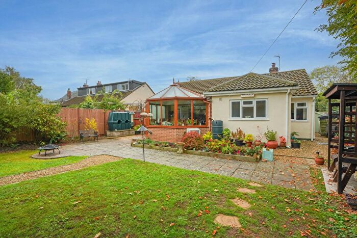 2 Bedroom Detached House For Sale In Abingdon Road, Standlake, OX29