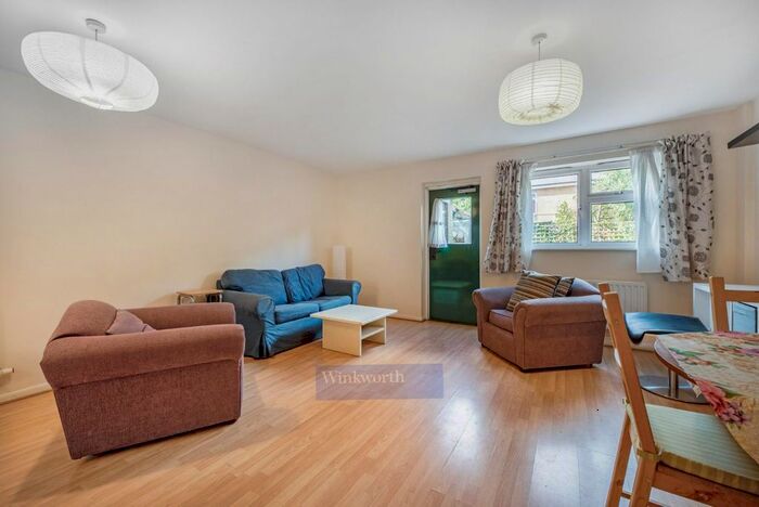 3 Bedroom Flat To Rent In Cornwall Square, Kennings Way, London, SE11