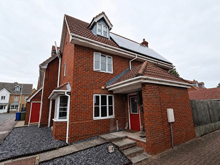 4 Bedroom Semi-Detached House For Sale In Norfolk Place, Chafford Hundred, RM16