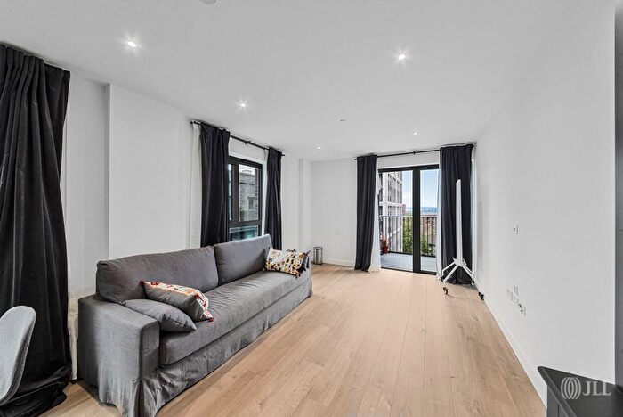 2 Bedroom Flat To Rent In Hawker House, N4