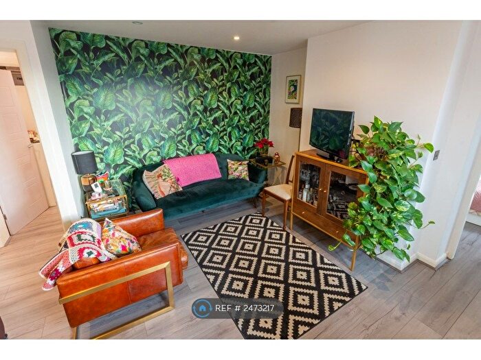 3 Bedroom Flat To Rent In The Woodlands, Crystal Palace, SE19