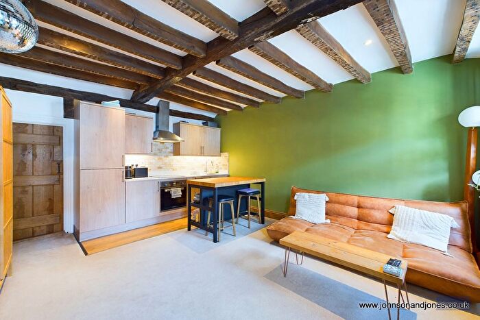 2 Bedroom Flat To Rent In White Hart Mews, Chertsey, KT16