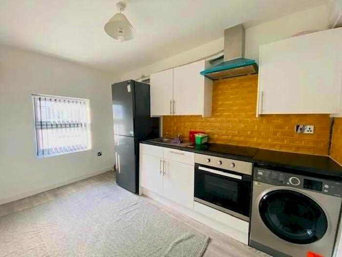 1 Bedroom Flat To Rent In Alpha Street North, Slough, SL1