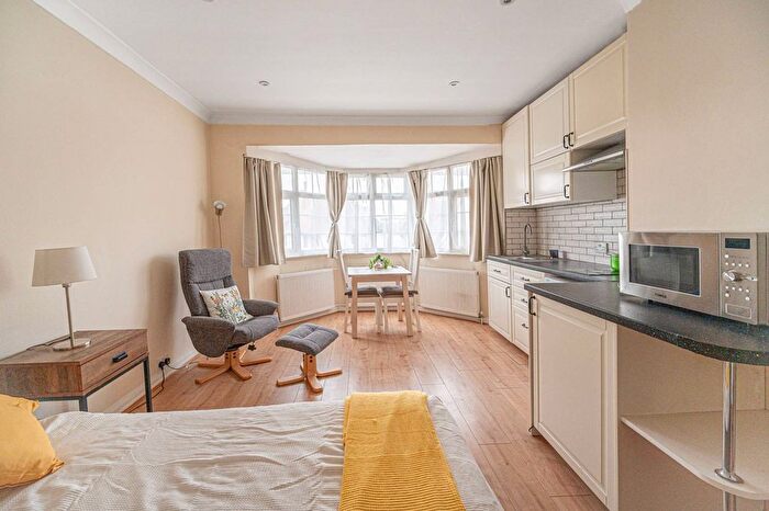Studio To Rent In Clifton Gardens, Temple Fortune, London, NW11