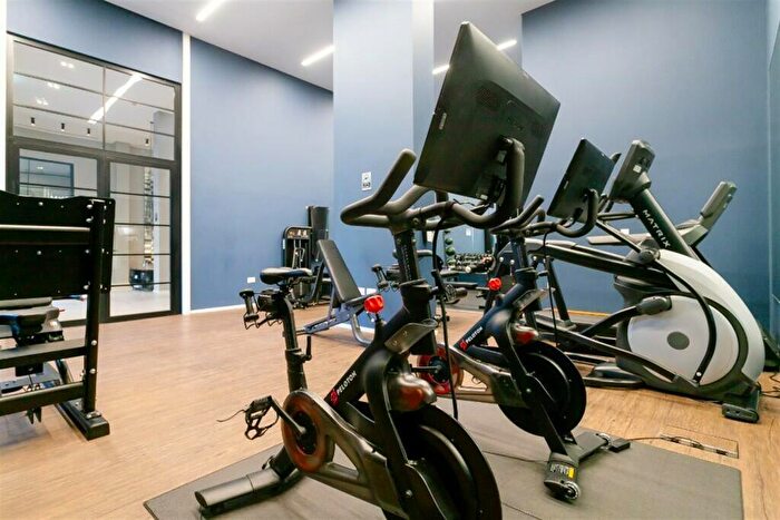 Flat To Rent In Gartons Way, SW11
