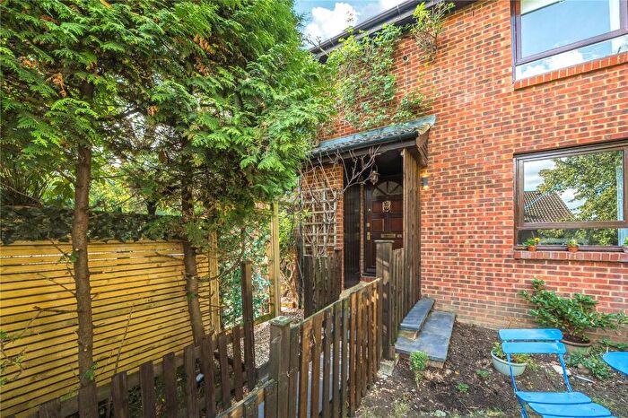 1 Bedroom End Of Terrace House For Sale In Ardent Close, London, SE25