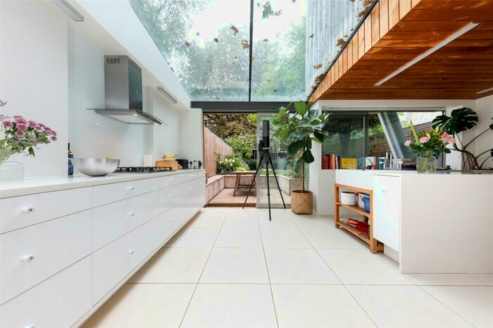 4 Bedroom House To Rent In Queensbridge Road, Hackney, E8