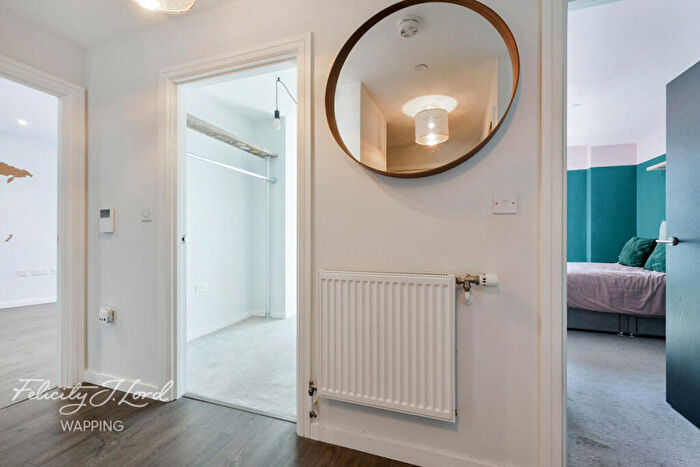2 Bedroom Apartment For Sale In Bridle Mews, London, E1