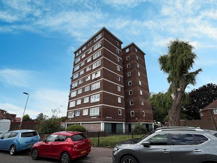 1 Bedroom Flat For Sale In Flat Hepworth Court, Hepworth Gardens, Barking, Essex, IG11