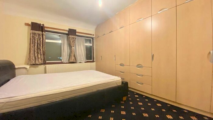 4 Bedroom Semi-Detached House To Rent In Review Road, London, NW2