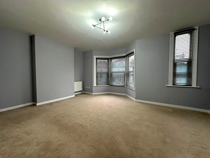 3 Bedroom Flat To Rent In Beaconsfield Road, London, N11