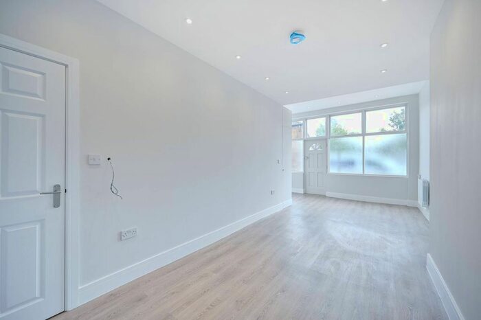 2 Bedroom Flat To Rent In Crown Road, St Margarets, Twickenham, TW1