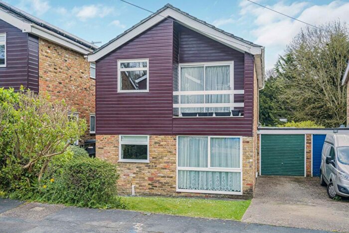 4 Bedroom Link Detached House For Sale In Highwoods Drive, Marlow, SL7