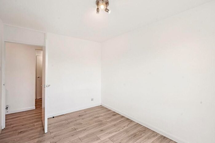 3 Bedroom Flat To Rent In Robin Hood Lane, Sutton, SM1