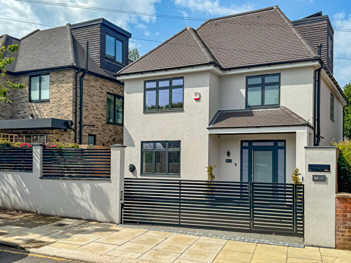 4 Bedroom Detached House For Sale In Cavendish Road, Barnet, EN5