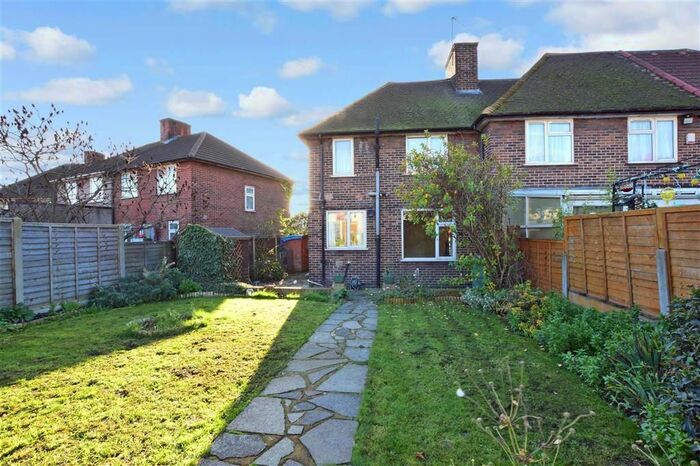 3 Bedroom Maisonette To Rent In Ripple Road, Dagenham, RM9