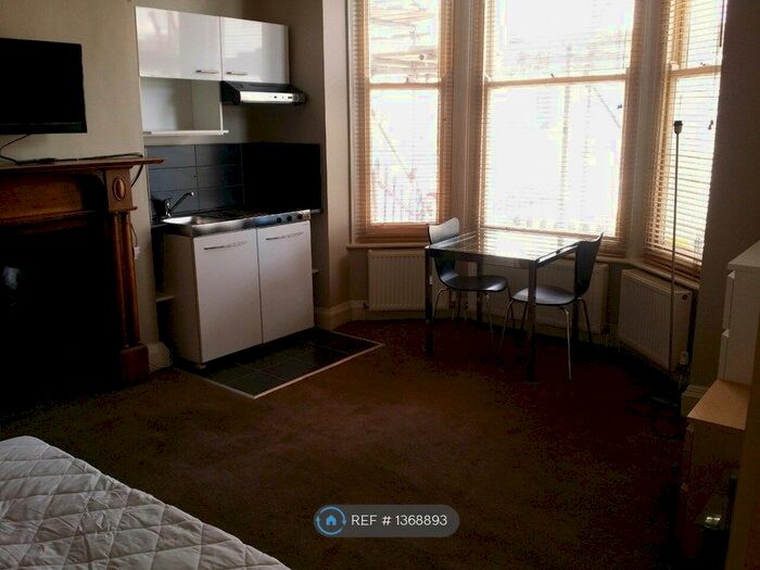 Studio To Rent In Lower Rock Gardens, Brighton, BN2