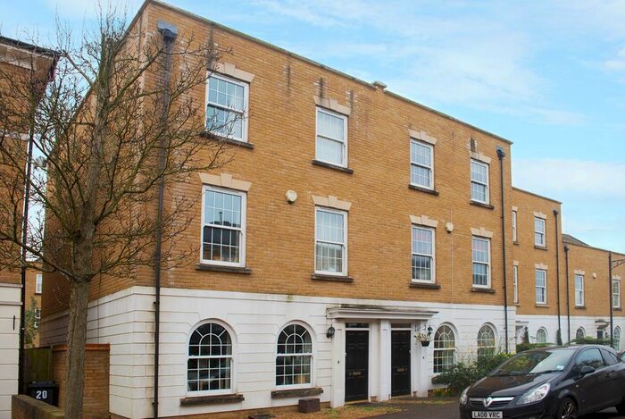 3 Bedroom Semi-Detached House To Rent In Whitstone Lane, Beckenham BR3