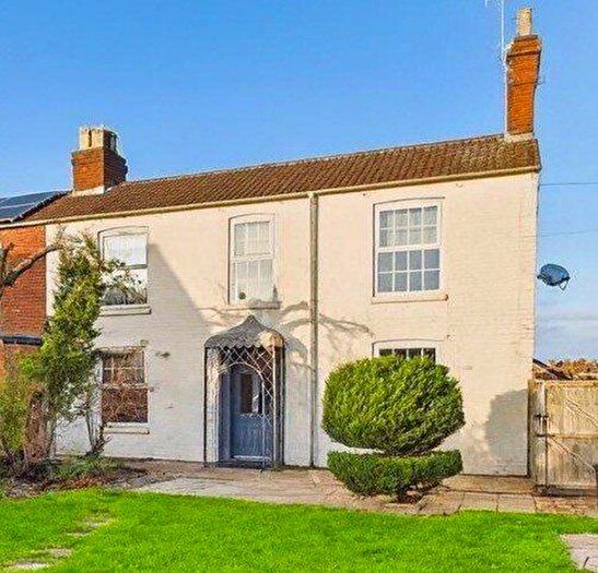 3 Bedroom Semi Detached House For Sale In Fern Road, Worcester, Worcestershire, WR2