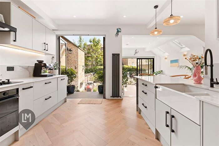 2 Bedroom Flat For Sale In Seymour Road, London, SW18