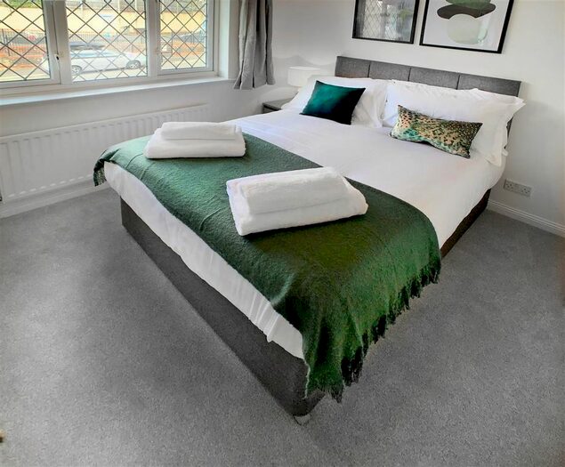 3 Bedroom Property To Rent In Lorne Gardens, Knaphill, Woking, GU21