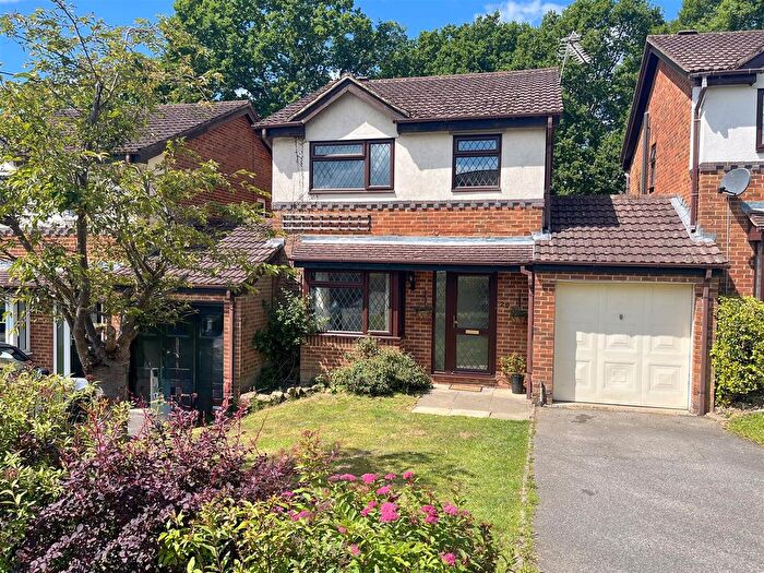 3 Bedroom Link Detached House For Sale In The Oaks, Heathfield, TN21