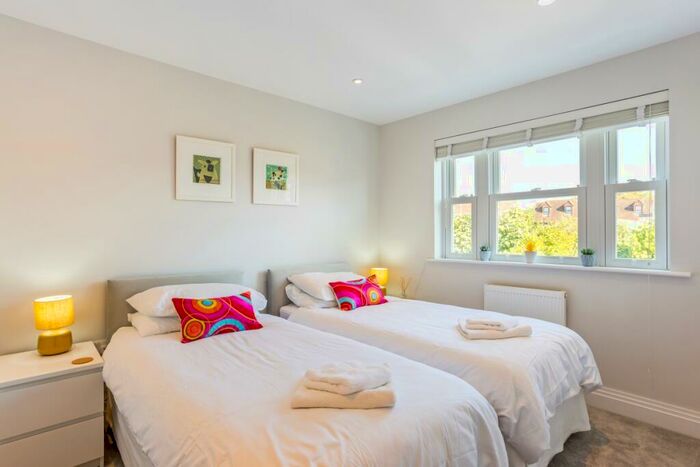 2 Bedroom Detached House To Rent In Klondyke Marlow, SL7