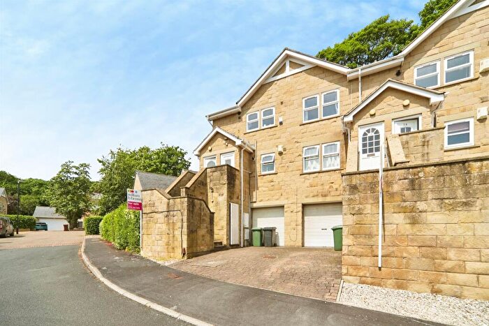 2 Bedroom Flat For Sale In Newlay Wood Rise, Horsforth, Leeds, LS18