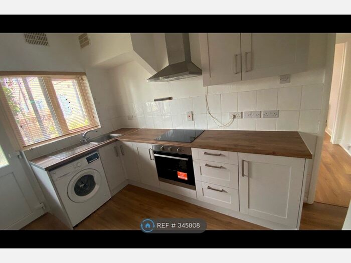 2 Bedroom Maisonette To Rent In The Highlands, Potters Bar, EN6