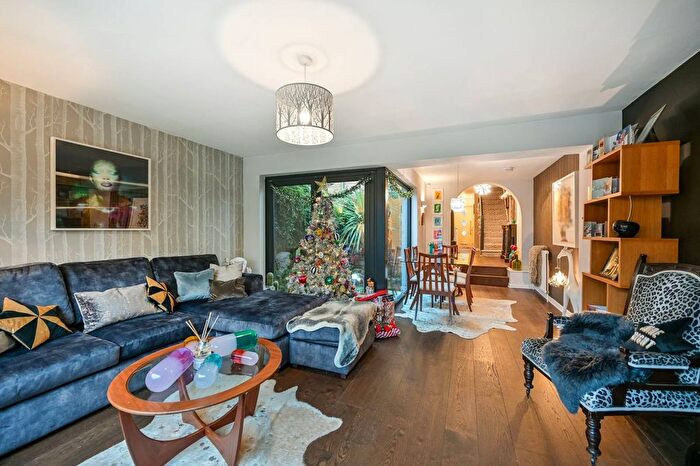 3 Bedroom Semi-detached House For Sale In Dudley Road, Kew, Richmond, TW9