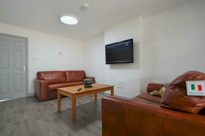 5 Bedroom Terraced House To Rent In Frederick Rd, Selly Oak. -mins Walk To University Of Birmingham, B29