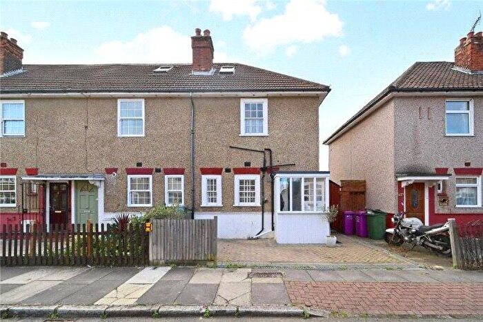 2 Bedroom End Of Terrace House To Rent In Manchester Grove, London, E14