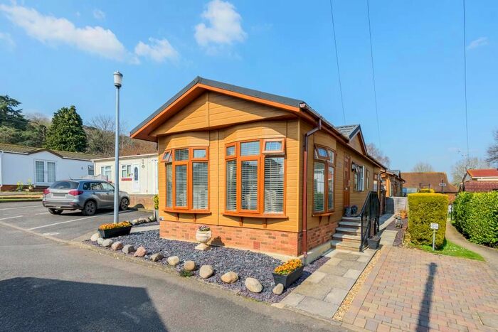 2 Bedroom Mobile/park Home For Sale In Henley-On-Thames, Oxfordshire, RG9