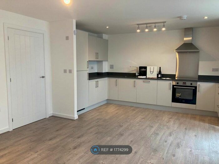 2 Bedroom Flat To Rent In Quinn Square, Droylsden Manchester, M43