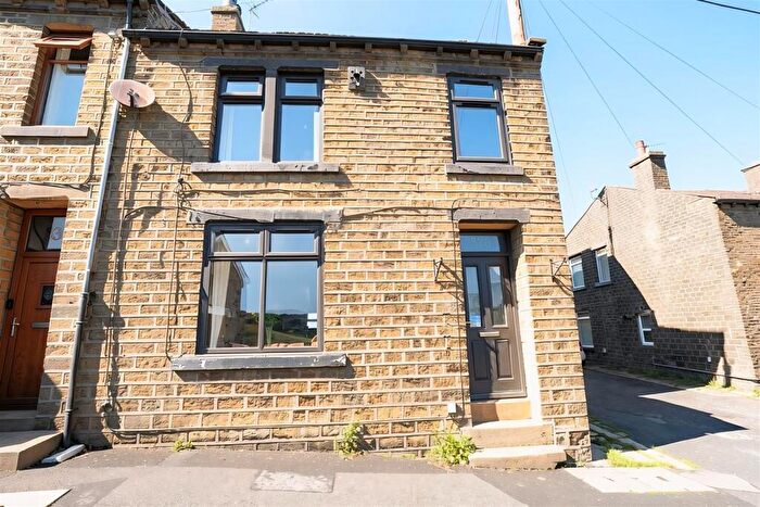 3 Bedroom End Of Terrace House For Sale In Stainland Road, Stainland, HX4