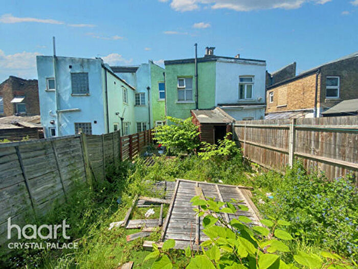 1 Bedroom Flat For Sale In Ground Floor Flat, Parish Lane, Penge, Crystal Palace, London, Greater London, SE20