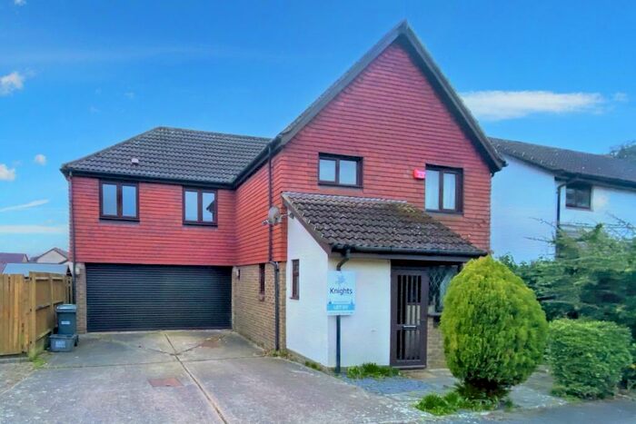4 Bedroom Detached House To Rent In Broadmead, Langshott, Horley, RH6