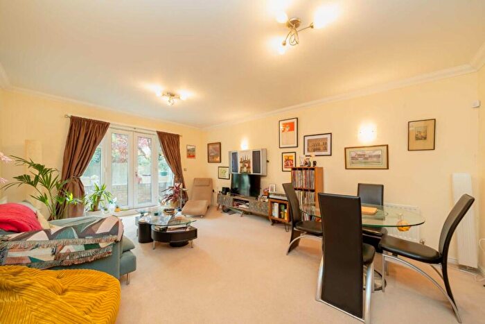 2 Bedroom Flat For Sale In Etchingham Park Road, Finchley, N3