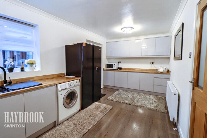 3 Bedroom Semi Detached House For Sale In St Helens Close, Thurnscoe, S63