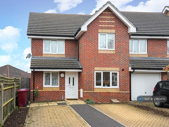 3 Bedroom Semi Detached House To Rent In Ella Garett Close, Reading, RG2