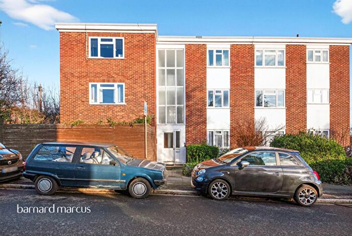 1 Bedroom Flat For Sale In Friern Park, London, N12