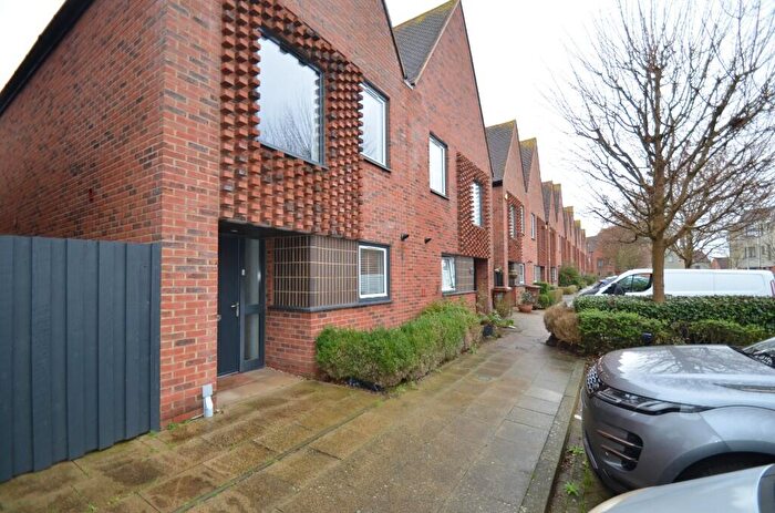 2 Bedroom Semi Detached House To Rent In Pilots View, Chatham, Kent, ME4