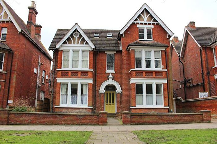 1 Bedroom Flat To Rent In De Parys Avenue, Bedford, MK40