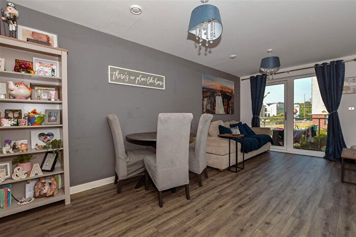 2 Bedroom Flat For Sale In Heath Wood Drive, Maidstone, Kent, ME14