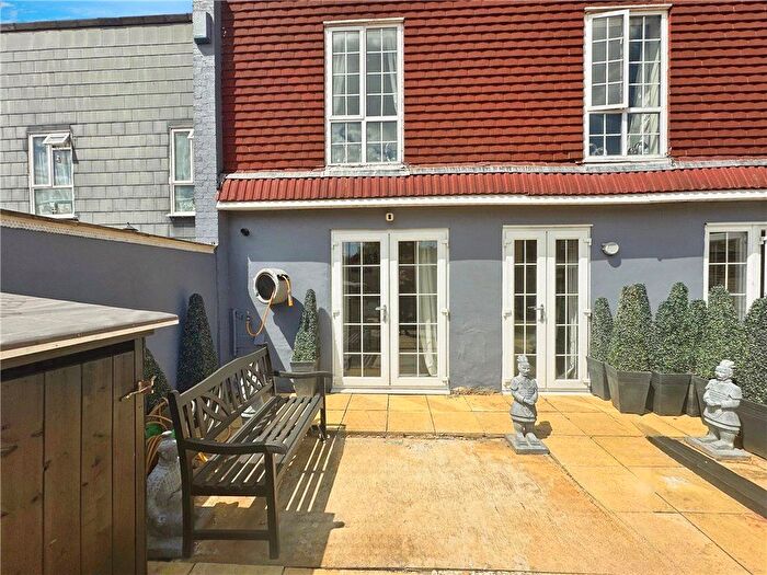 1 Bedroom Flat To Rent In Pentelow Gardens, Feltham, TW14