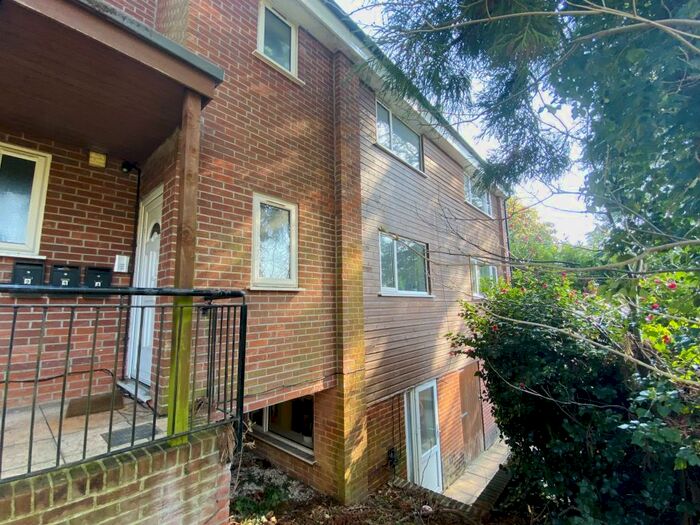 3 Bedroom Apartment To Rent In Northwood Close Flat, SO16