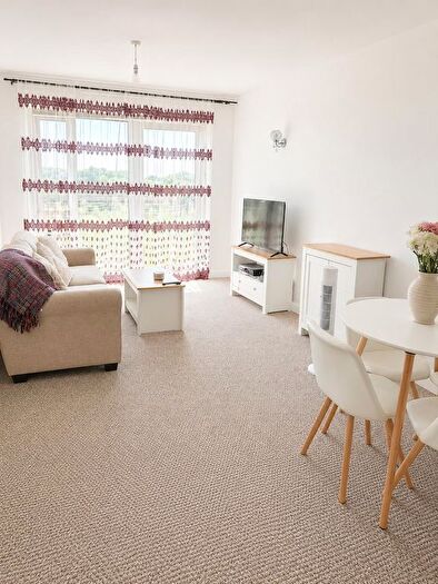2 Bedroom Flat To Rent In Canalside Gardens, Southall, UB2