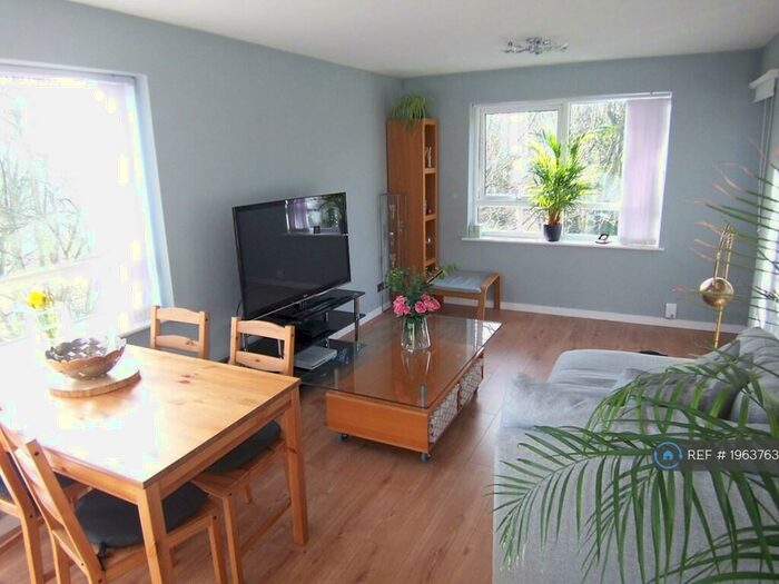 2 Bedroom Flat To Rent In Newton Park Court, Leeds, LS7