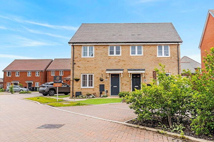 3 Bedroom Semi-Detached House For Sale In Sheepcote Edge, Wixams, MK45