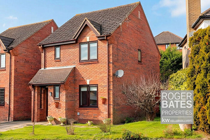 3 Bedroom Detached House For Sale In Downs Grove, Basildon, SS16